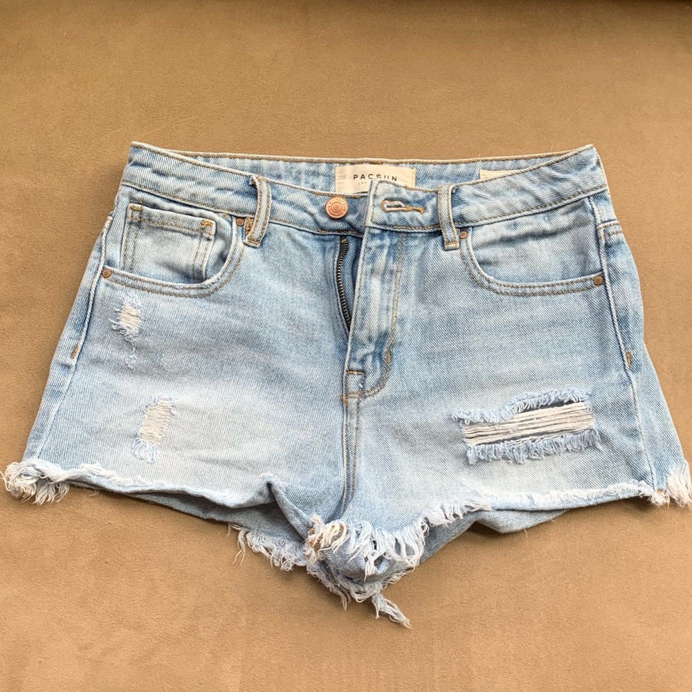 PacSun light wash ripped jean shorts! Size small!